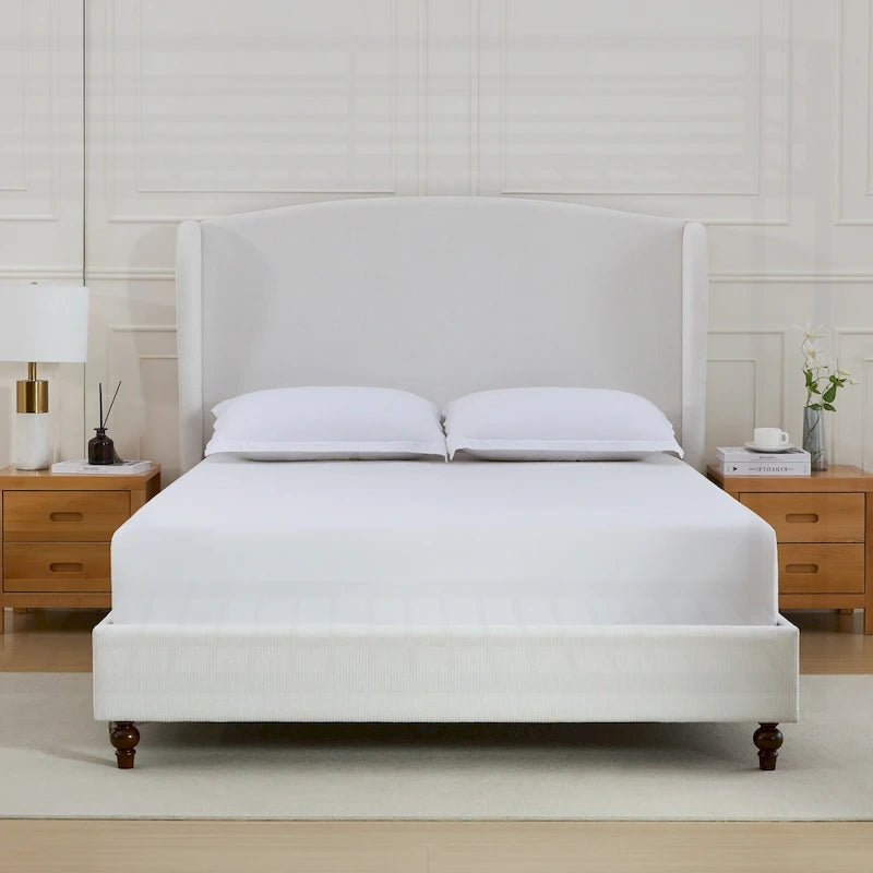 Lit King size rembourré et minimaliste avec dossier haut pour un sommeil de rêve et une chambre élégante