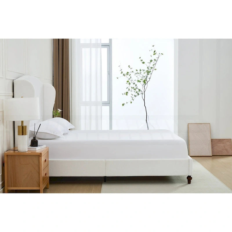 Lit King size rembourré et minimaliste avec dossier haut pour un sommeil de rêve et une chambre élégante