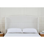 Lit King size rembourré et minimaliste avec dossier haut pour un sommeil de rêve et une chambre élégante