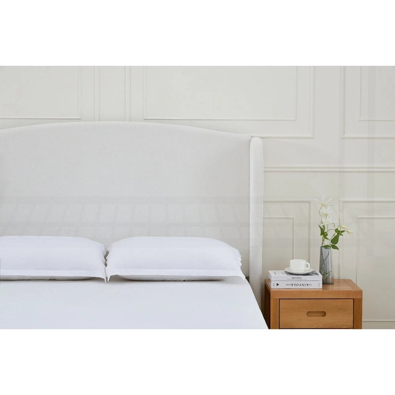 Lit King size rembourré et minimaliste avec dossier haut pour un sommeil de rêve et une chambre élégante