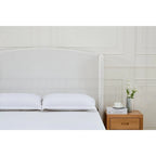 Lit King size rembourré et minimaliste avec dossier haut pour un sommeil de rêve et une chambre élégante