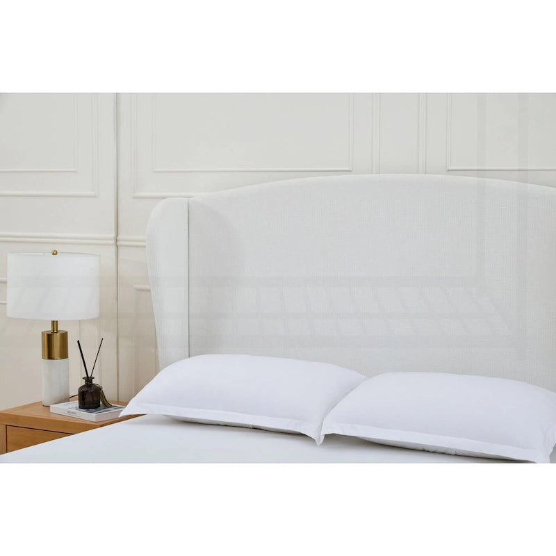 Lit King size rembourré et minimaliste avec dossier haut pour un sommeil de rêve et une chambre élégante